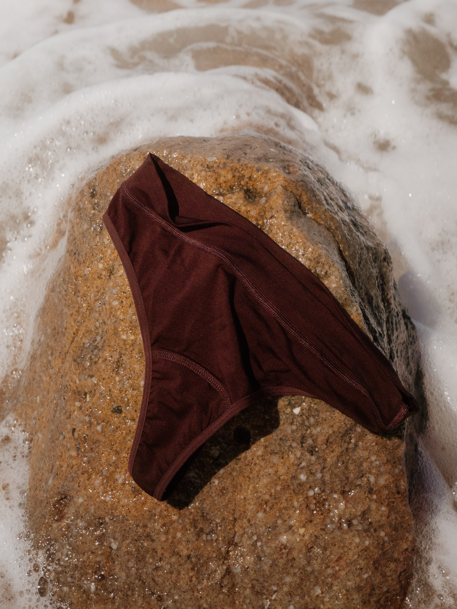 allmatters-classic-high-rise-thong-periodenthong-in-dark-plum image 7